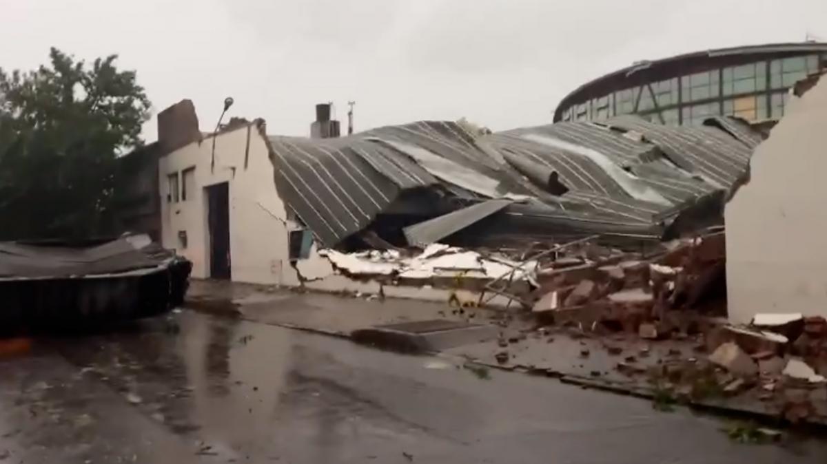 Burzaco: destrozos en el techo de un club por el temporal